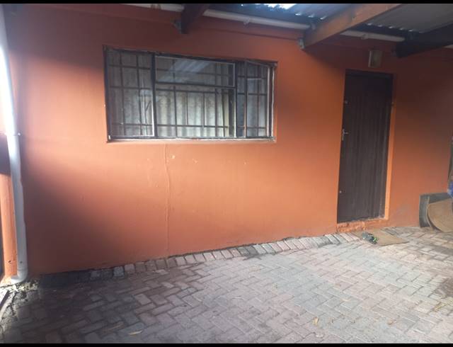 6 BEDROOM HOUSE FOR SALE IN WOODLANDS